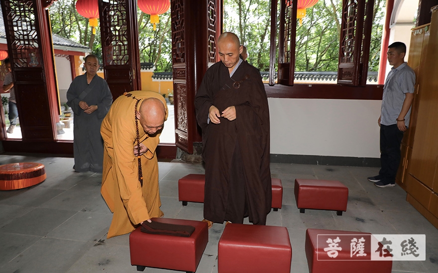 「白象」道慈大和尚为圆通禅林、白象禅院新请寺院负责人送位