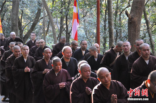 「佛教」浙江普陀山举行朝拜法会 六步一拜
