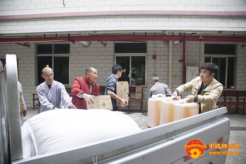 「佛教」寒冬挡不住佛光的温暖