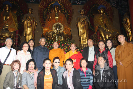 「佛教」中泰僧众在少林寺为泰方捐赠的鎏金佛像开光