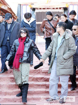 「李亚鹏」王菲李亚鹏游藏寺虔心拜佛