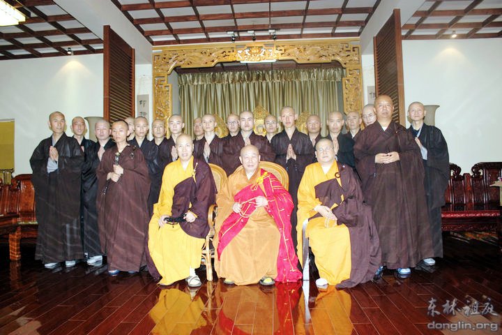 「东林寺」传印长老于佛诞节在东林寺为18位净人举行剃度仪式