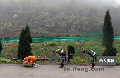 「佛教」山东博山正觉寺七十岁仁炟法师历两年三步一叩朝九华即将圆满