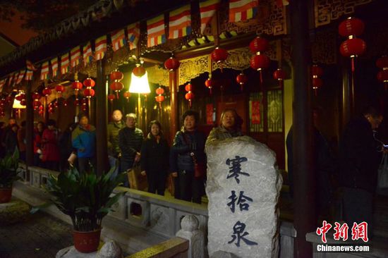 「寒山寺」苏州寒山寺腊八施粥 民众排队领取为祈福 「寒山寺」苏州寒山寺腊八施粥 民众排队领取为祈福