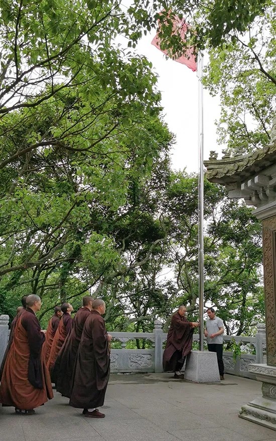 「升旗仪式」爱国爱教，普陀山等宗教场所恢复开放首日升国旗