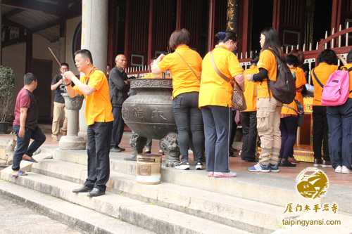 「佛教」福建厦门太平岩寺第四届初级青年佛学班全体学生朝礼莆田广化寺