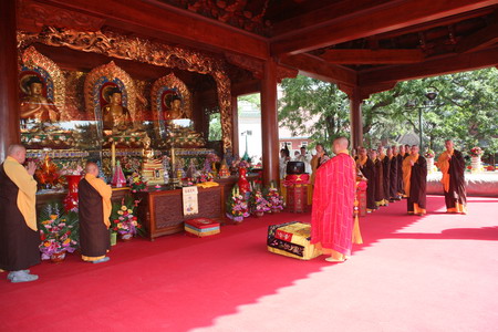 「灵光寺」北京灵光寺佛牙舍利塔对信众开放