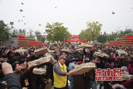 「野生动物」福建宁德举行首届千人放生法会 倡导科学放生野生动物