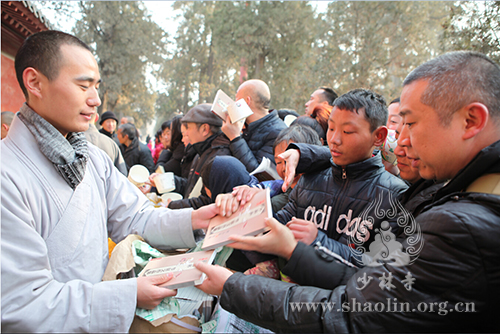 「少林寺」佛祖成道日河南嵩山少林寺普施佛粥 传递佛陀慈悲
