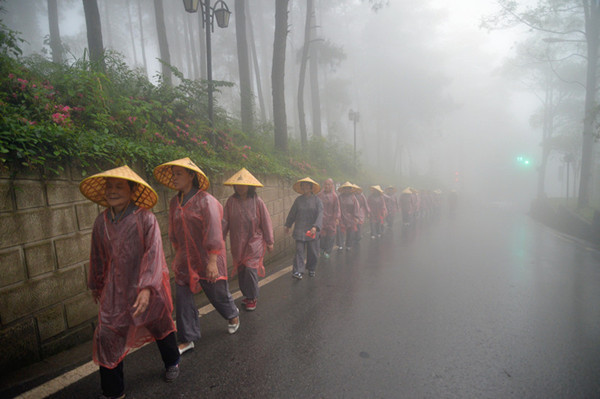 重庆万盛经开区佛教行脚朝圣团朝圣綦江古剑山圆满