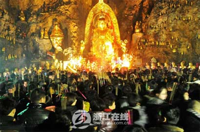 「雍和宫」2013蛇年除夕，各地民众彻夜排队争烧头香祈福