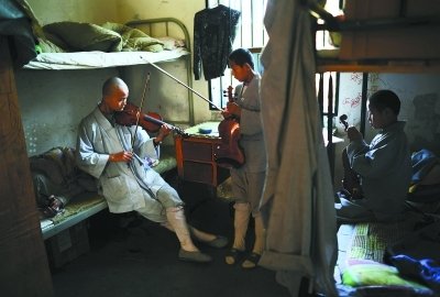 「佛教」湖北天台寺僧尼禅乐礼佛 拉提琴奏中国民乐