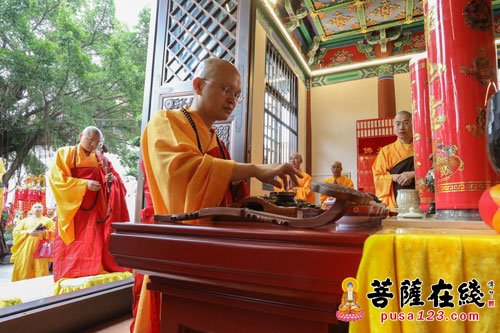「水陆法会」珠海普陀寺举行2016年水陆法会熏坛洒净仪式