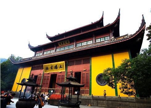 「灵隐寺」文明渐成习惯 千年古刹灵隐寺禁止外带香烛一年