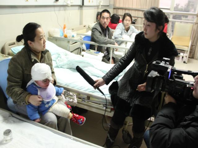 「盼盼」重庆华岩文教基金会前往西南医院看望烧伤男婴柳盼盼