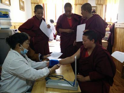 「佛教」云南佛教协会为尼众寺院举行慈善义诊并发放爱心物资