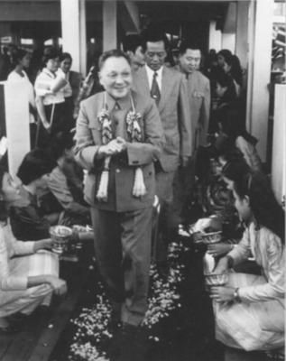 「泰国国王」1978年邓小平访泰：参加剃度仪式 为王储赠送袈裟
