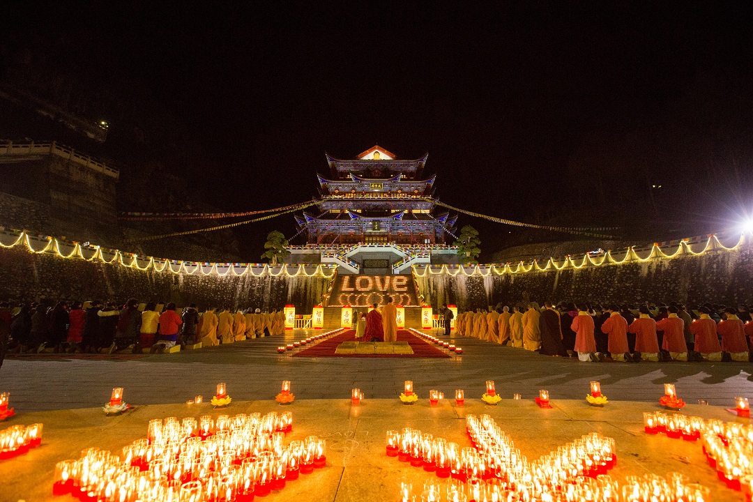 「万众」广东韶关东华禅寺举行万众供灯典礼