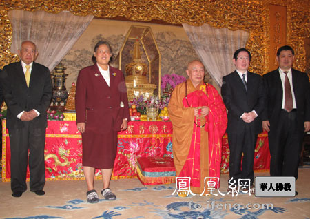 「佛教」泰王国公主诗琳通殿下向灵光寺赠送素可泰金身佛像