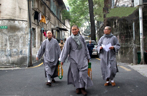 「佛教」厦门万石莲寺僧众新春慰问虎园社区孤寡贫困户