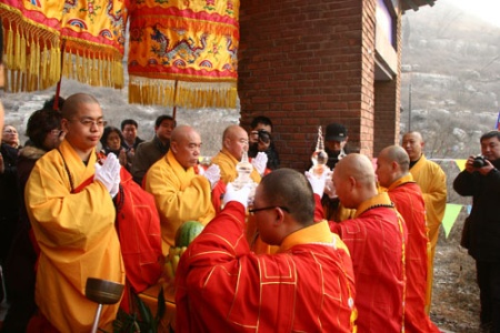「佛教」保定各寺院迎请佛祖真身舍利巡回供奉至满城华严寺