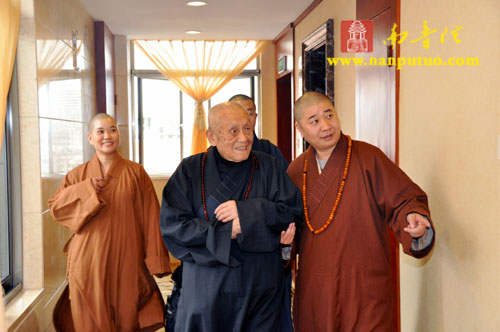 「南普陀寺」梦参老和尚今日抵厦参加南普陀寺妙老百年诞辰纪念法会