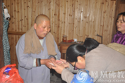 「佛教」九华山上禅堂向偏远寺庵僧尼送善款物资