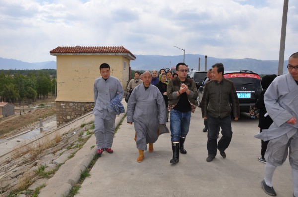 「放生功德」2014年5月4日山西广灵极乐寺放生活动在蔚县水库举行 「放生功德」2014年5月4日山西广灵极乐寺放生活动在蔚县水库举行