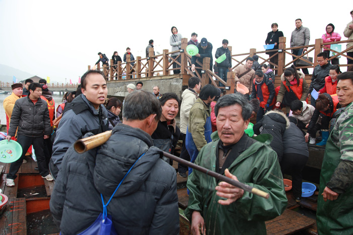 「佛教」2011年2月28日苏州弘化社放生组、灵山（江南）放生小组联合在无锡灵山码头放生