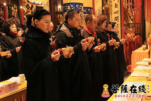 「摄影」玉佛供天 祈福如愿 消弥灾难 法喜充满