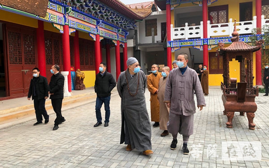 「佛教」圣辉法师一行慰问百名孤残老人并考察调研邵阳市、娄底市部分寺院 「佛教」圣辉法师一行慰问百名孤残老人并考察调研邵阳市、娄底市部分寺院