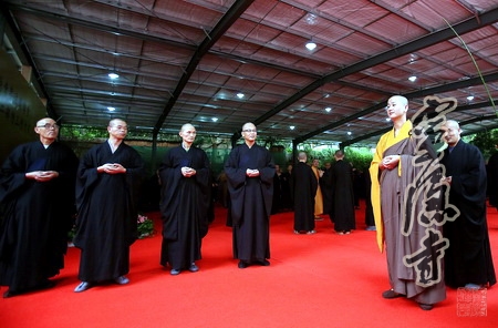 浙江灵隐寺三坛大戒法会第四天:教毗尼日用、拜愿调和穿海青 浙江灵隐寺三坛大戒法会第四天:教毗尼日用、拜愿调和穿海青