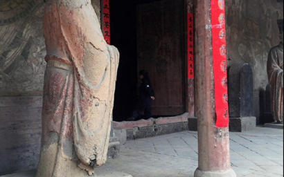 「壁画」90后美女大学生不买口红不买包 寺庙里修两年壁画