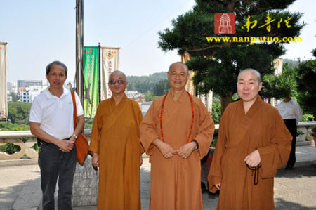 「佛教」新加坡佛教总会会长、光明山普觉禅寺方丈广声大和尚一行抵达福建厦门礼祖