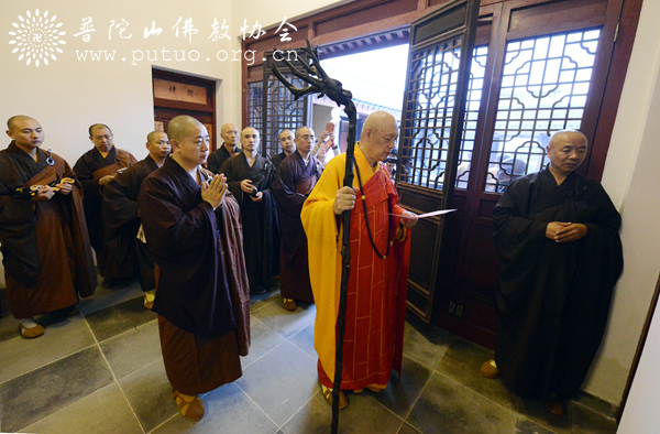 「佛教」浙江普陀山佛教协会会长道慈大和尚为古佛洞修闻法师“送关”