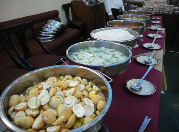 「印度教」印度朝圣——穿花衣的大白牛和素食自助餐撷影
