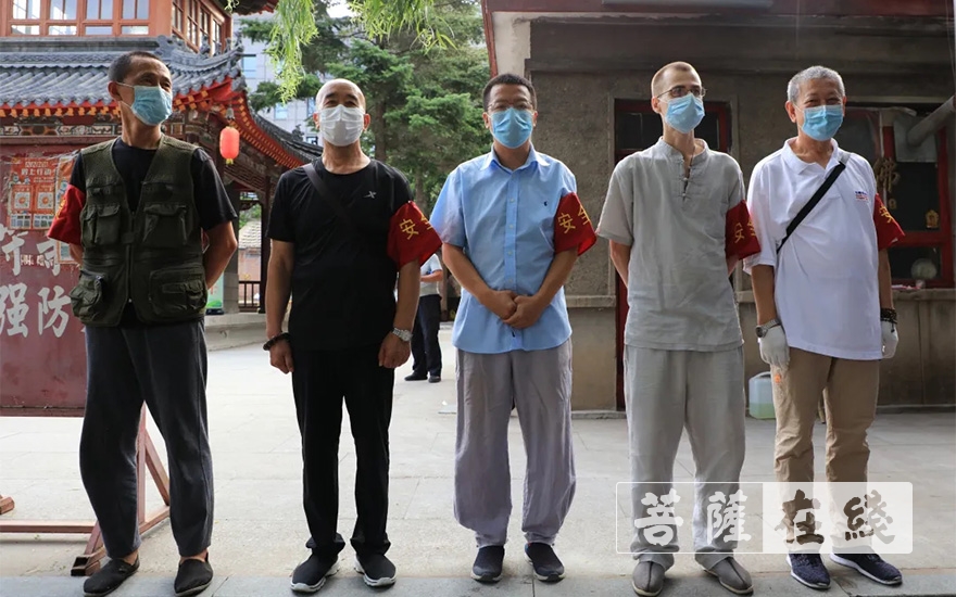长春般若寺恢复开放首日举行升旗仪式