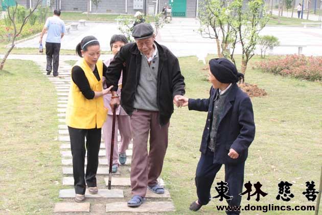 「慈善」东林慈善门诊部与东林慈善功德会居家关怀小组螺丝山廉租房小区义诊施药