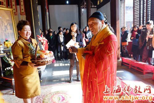 「佛教」泰国驻沪总领事前往上海龙华古寺为泰国国王祈福