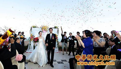 「婚礼」80后美籍华人南山举办佛教婚礼 僧人扮牧师角色