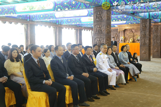 「灵光寺」泰国政府外交部敦·帕玛威奈部长赠送北京灵光寺泰国国王御赐供养僧衣