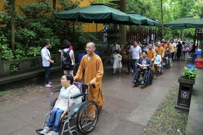 「灵隐寺」浙江杭州灵隐寺无障碍通道启用圆脊髓损伤者祈福梦