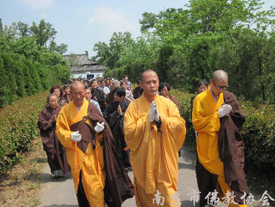 「佛教」南京惠济寺三位法师三步一拜朝礼普陀山