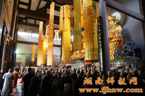 「佛教」湖南省佛教协会2015年传授二部僧戒法会广法寺(男众)举行结界洒净 「佛教」湖南省佛教协会2015年传授二部僧戒法会广法寺(男众)举行结界洒净