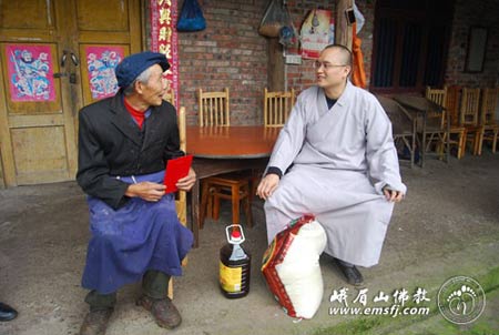 「佛教」重阳节践行慈悲行愿 峨眉山佛协慰问五保户老人