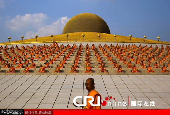 「僧侣」泰国举办宗教活动纪念万佛节 各寺庙和信众虔诚礼佛