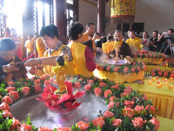 「佛教」广东四会六祖寺隆重举行浴佛节法会