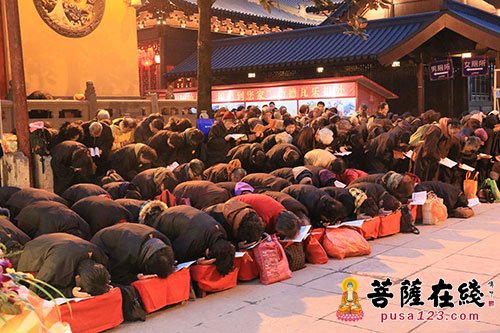 「摄影」玉佛供天 祈福如愿 消弥灾难 法喜充满