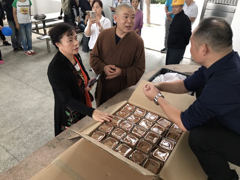 「敬老院」印悟法师率湖南大同禅寺僧众为敬老院和学生送中秋祝福