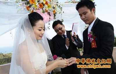 「婚礼」80后美籍华人南山举办佛教婚礼 僧人扮牧师角色